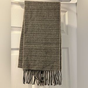 NWT GAP Winter scarf. Grey white patterned.